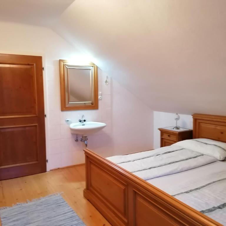 Haus Elisabeth - Vierbettzimmer mit Bad - 5