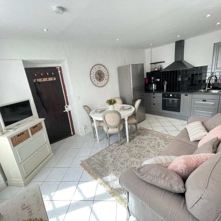 Nice Renting - 9 MASSENA - Spacious apartment Massena Square - AC - fully equipped - Appartement 1 Chambre - 10