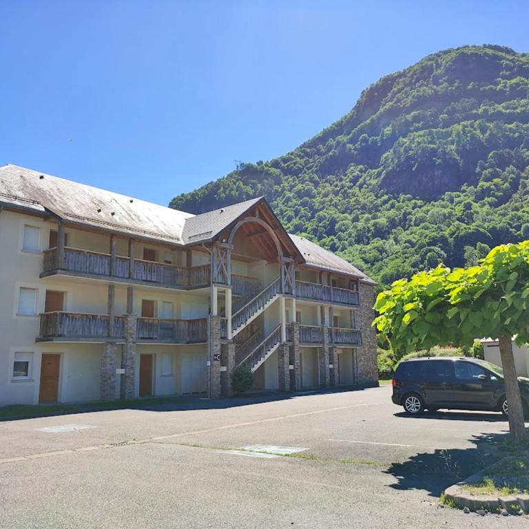 Le 102, T3 pour 5 personnes, vue montagne, classé 2 étoiles NF, parking, piscine en été - Appartement 2 Chambres - 12