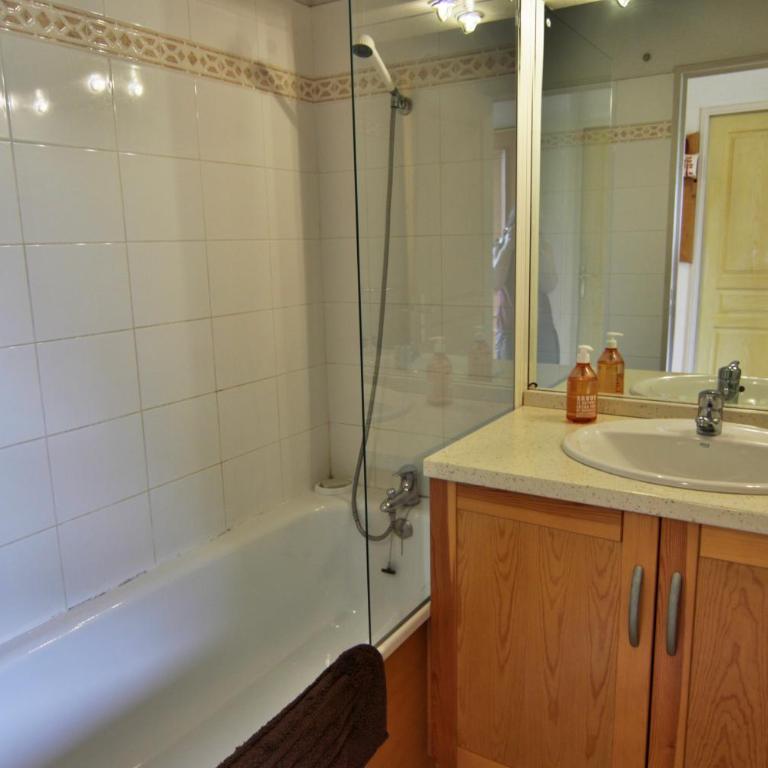 Le 102, T3 pour 5 personnes, vue montagne, classé 2 étoiles NF, parking, piscine en été - Appartement 2 Chambres - 7