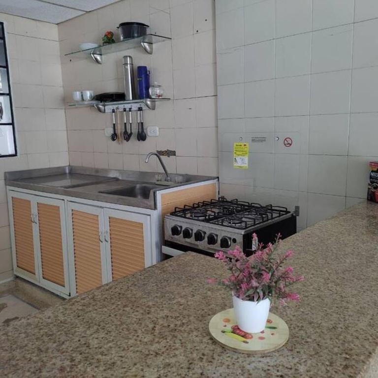 Alojamiento entero, casa amplia, patio, aire - Three-Bedroom Apartment - 10