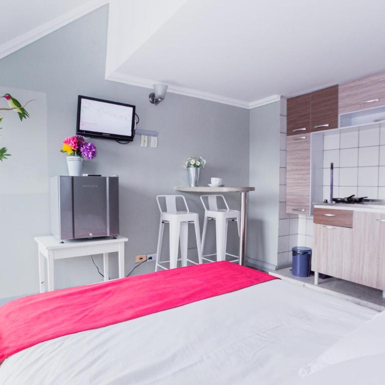 ApartaSuites & Hotel Bogota Suamox - Apartment with Balcony - 6