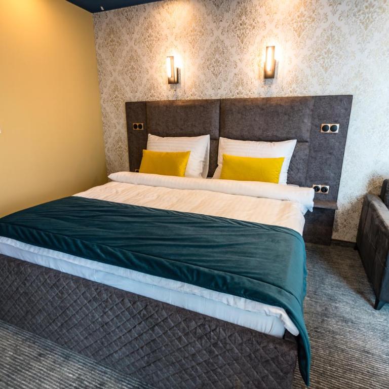 HOTEL LOBBY - Deluxe Double Room (2 Adults + 1 Child) - 1