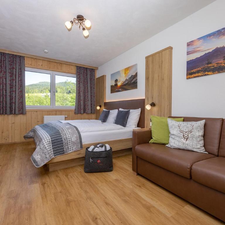 Wellness- und Familienhotel Garni Dachsteinresort - Dreibettzimmer mit Bad - 4