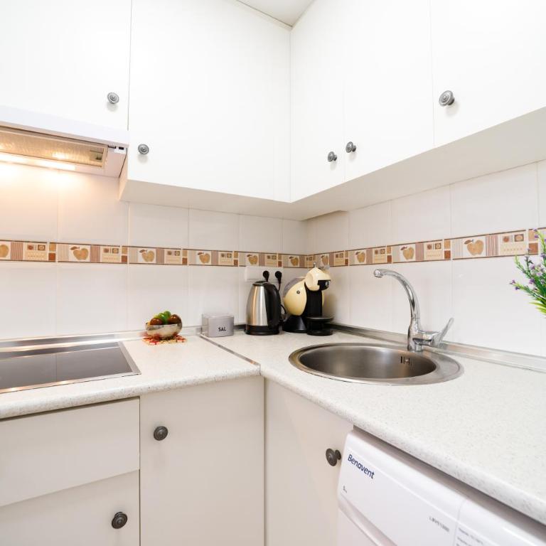 Прекрасная квартира где есть бассейн и парковка - One-Bedroom Apartment - 27