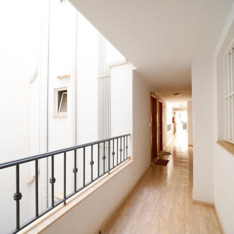 Прекрасная квартира где есть бассейн и парковка - One-Bedroom Apartment - 36