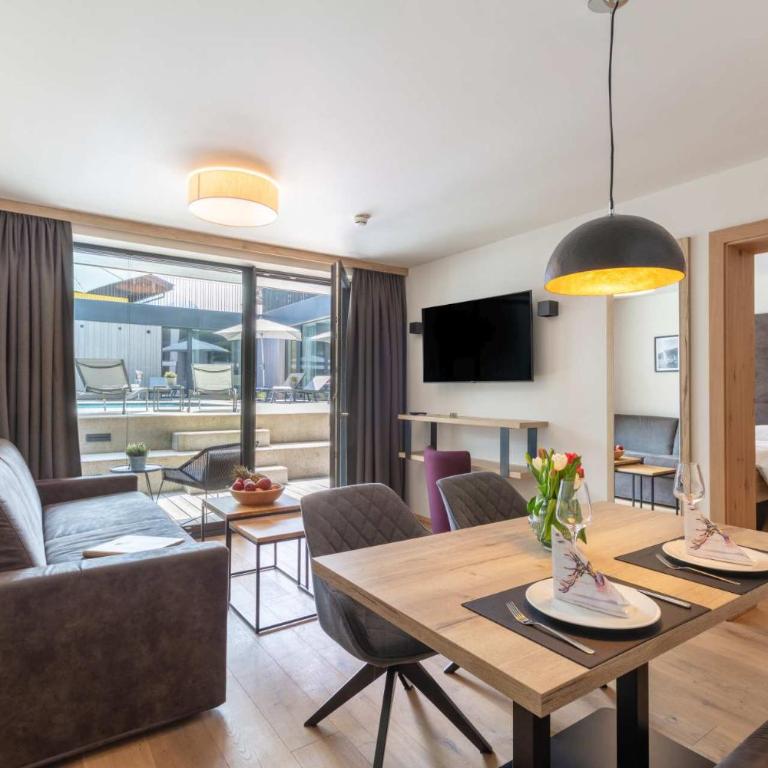 Emma Deluxe Aparthotel, Aircondition, ganzjährig beheizter Außenpool & Skibus direkt vor der Tür - Ferienwohnung mit 1 Schlafzimmer direkt am Pool - 3