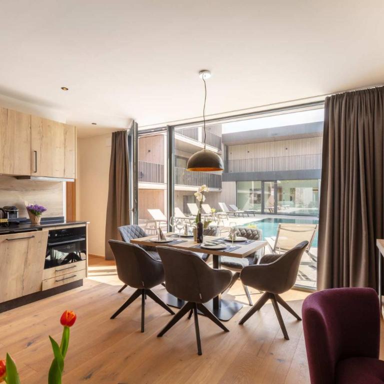 Emma Deluxe Aparthotel, Aircondition, ganzjährig beheizter Außenpool & Skibus direkt vor der Tür - Superior Ferienwohnung direkt am Pool - 1