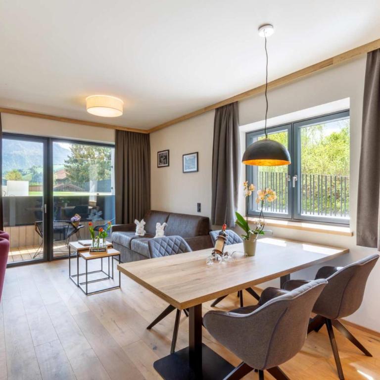 Emma Deluxe Aparthotel, Aircondition, ganzjährig beheizter Außenpool & Skibus direkt vor der Tür - Apartment mit Balkon - 1