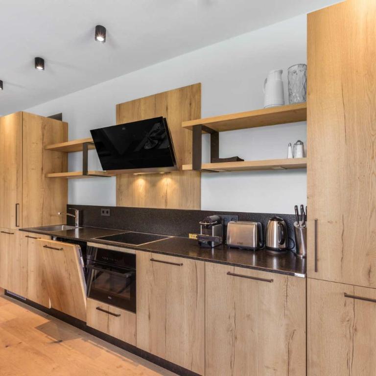 Emma Deluxe Aparthotel, Aircondition, ganzjährig beheizter Außenpool & Skibus direkt vor der Tür - Apartment mit Balkon - 13