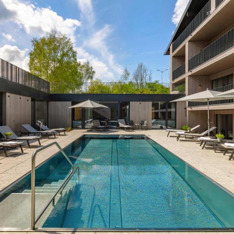 Emma Deluxe Aparthotel, Aircondition, ganzjährig beheizter Außenpool & Skibus direkt vor der Tür - Ferienwohnung mit 1 Schlafzimmer direkt am Pool - 1