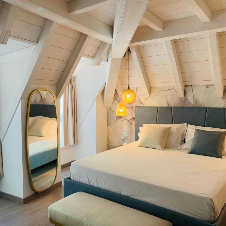 LUXURY SUITES ROCOPOM - Lake Front - Camera Matrimoniale con Vista Montagna - 2