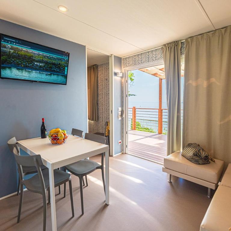 Village & Glamping Riva Blu - Superior Mobilheim mit Seeblick - 7