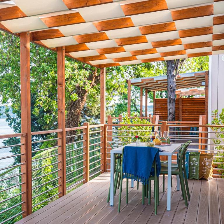 Village & Glamping Riva Blu - Superior Mobilheim mit Seeblick - 5