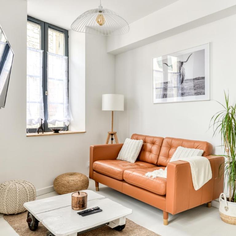 Les Gîtes de Laure - L'Or Blanc, Appartement avec Vue sur le Chateau, Climatisation, à 160 m de la Cité Médiévale - Apartment mit 2 Schlafzimmern - 5