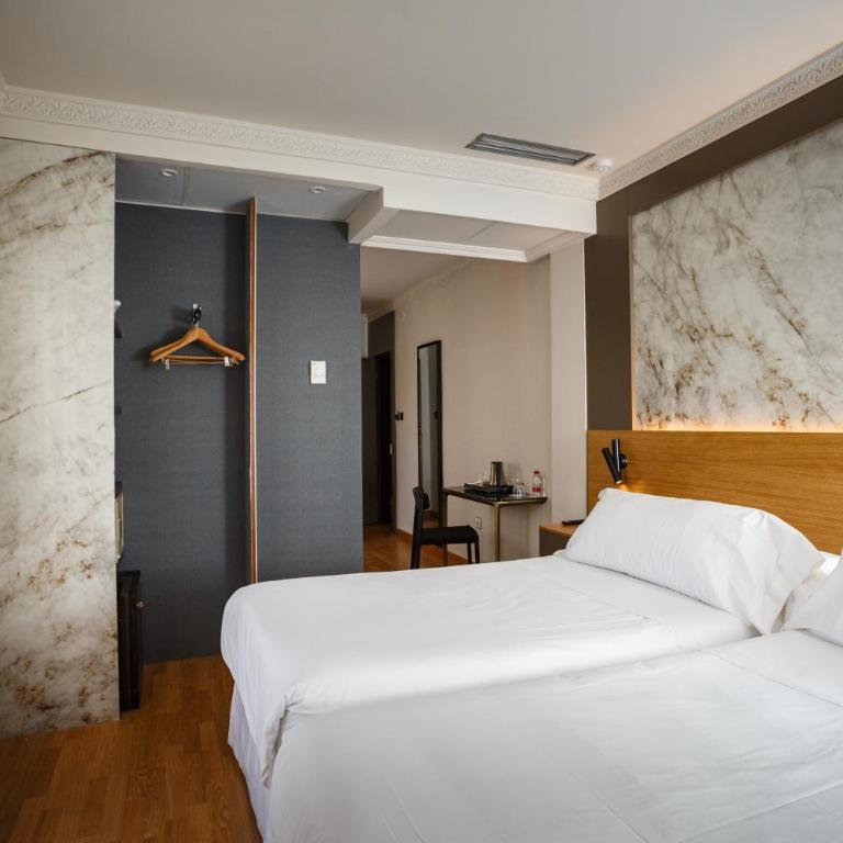 Hotel Dauro Premier - Family Room with Private Bathroom - 3