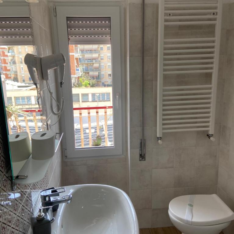 Juna's guest house - Double Room with Private Bathroom - 4
