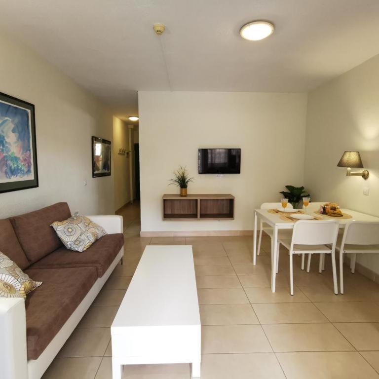 Cherry Top Cake Apartment - One-Bedroom Apartment - 13
