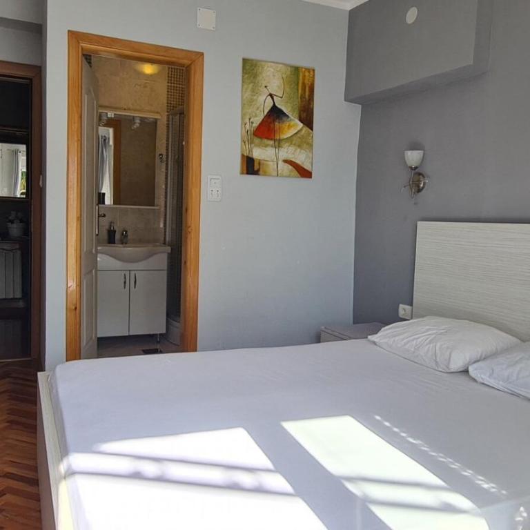 Apartments Lara - Double Room with Balcony and Sea View - 5
