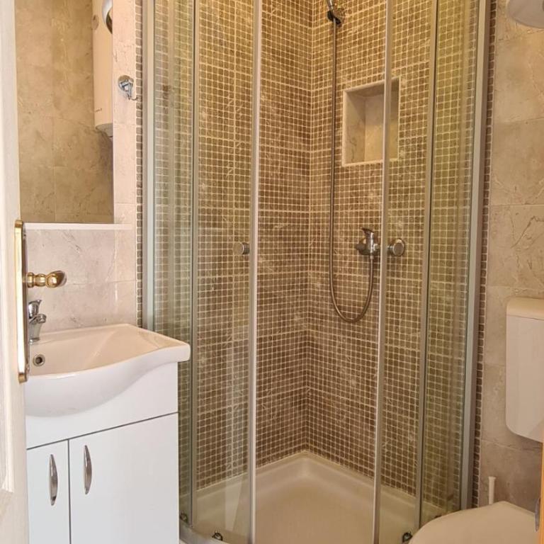 Apartments Lara - Double Room with Balcony and Sea View - 10