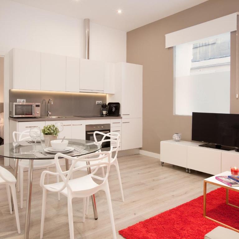 Click&Flat Seneca Suites - One-Bedroom Apartment - Ground Floor - Red - 4