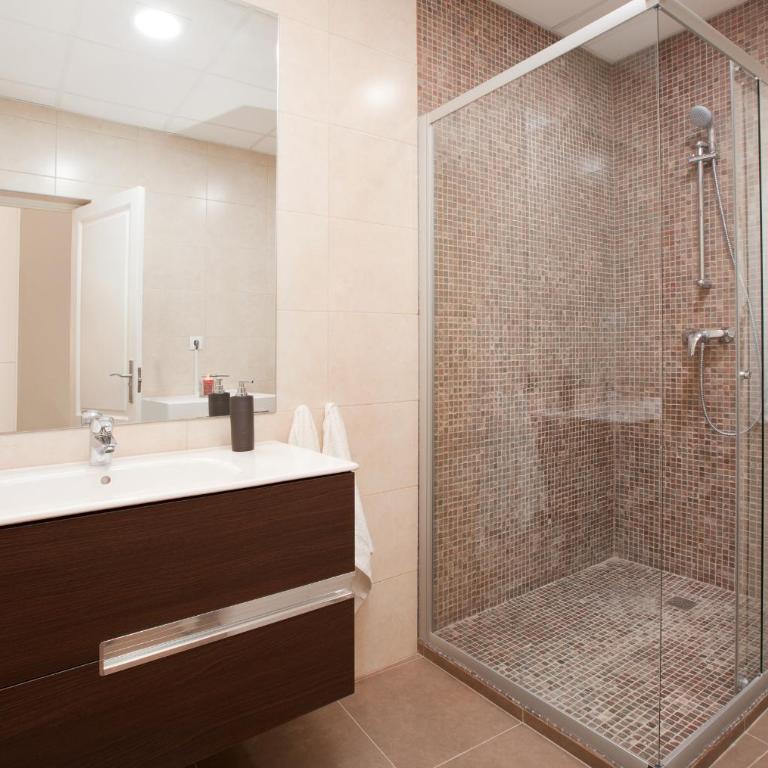 Click&Flat Seneca Suites - One-Bedroom Apartment - Ground Floor - Red - 9