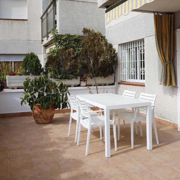 AT005 Planta baja con piscina, airco, parking, playa a 600m - Apartamento - 3