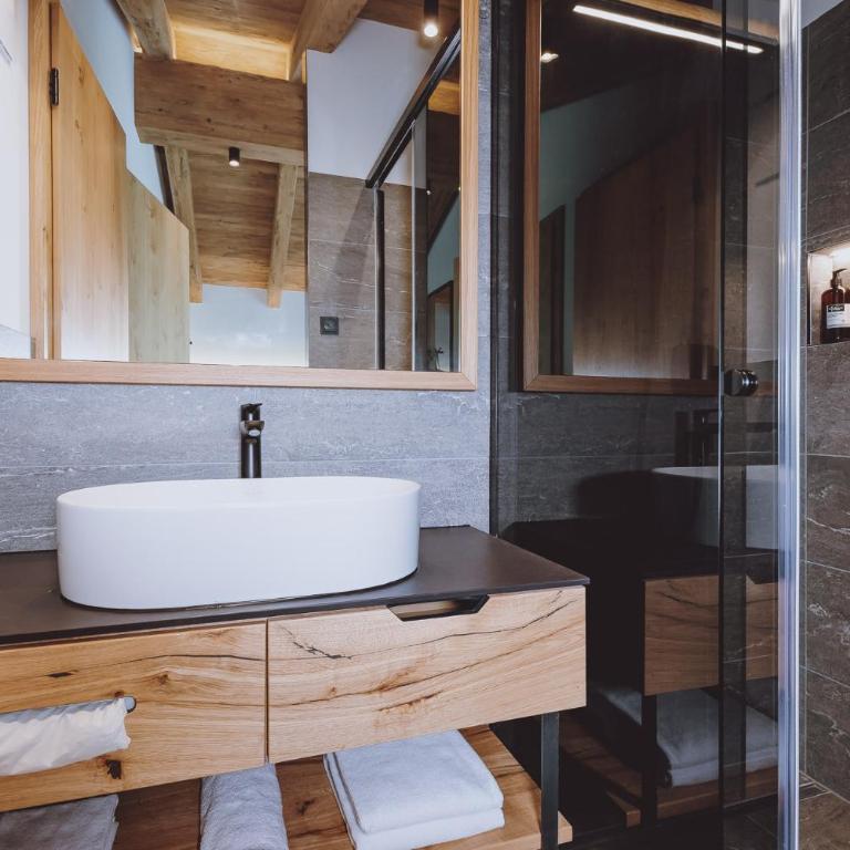 Premium Chalets by ZAGLGUT, Zell am See-Kaprun - Wellness & Infinity Pool, Air Conditioning, Panoramic Views & Summer Card Included - Chalet mit 3 Schlafzimmern, Sauna und Außenbadewanne - 3