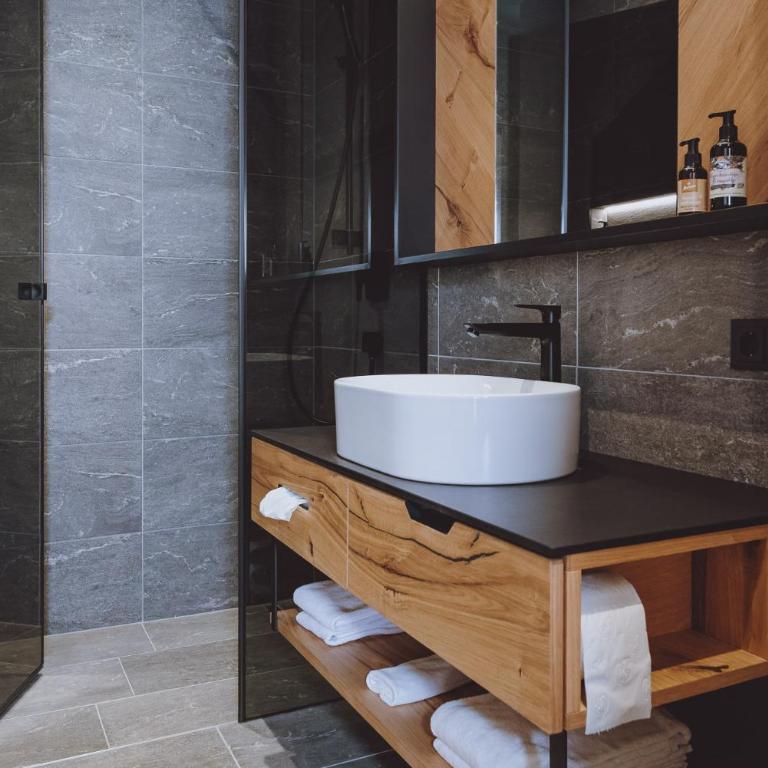 Premium Chalets by ZAGLGUT, Zell am See-Kaprun - Wellness & Infinity Pool, Air Conditioning, Panoramic Views & Summer Card Included - Chalet mit 3 Schlafzimmern, Sauna und Außenbadewanne - 18