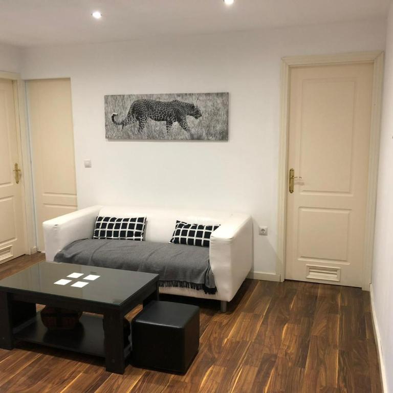 Precioso piso con patio a 200m de la playa - Two-Bedroom Apartment - 8