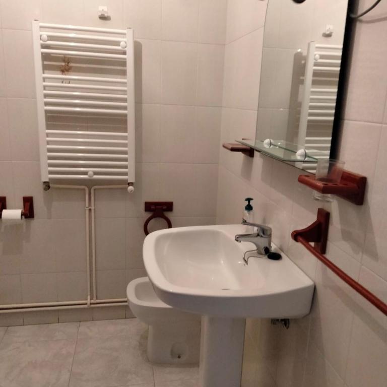 Piso Emigrante - Three-Bedroom Apartment - 16