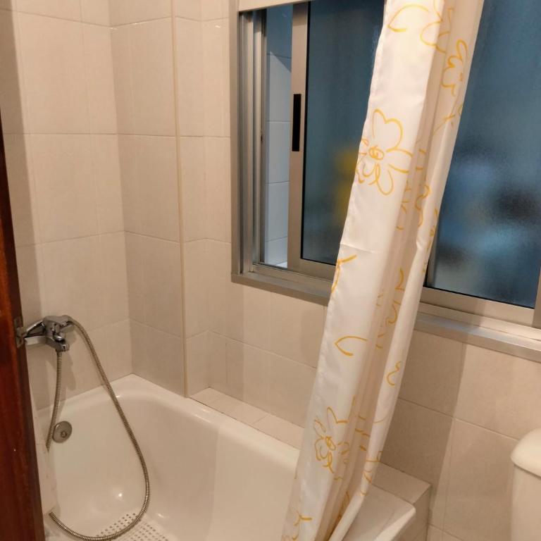 Piso Emigrante - Three-Bedroom Apartment - 17