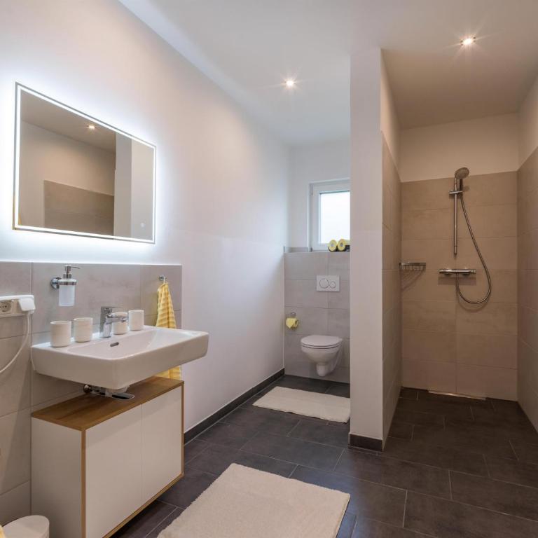 Going EASY - Three-Bedroom Apartment with Shower - 4