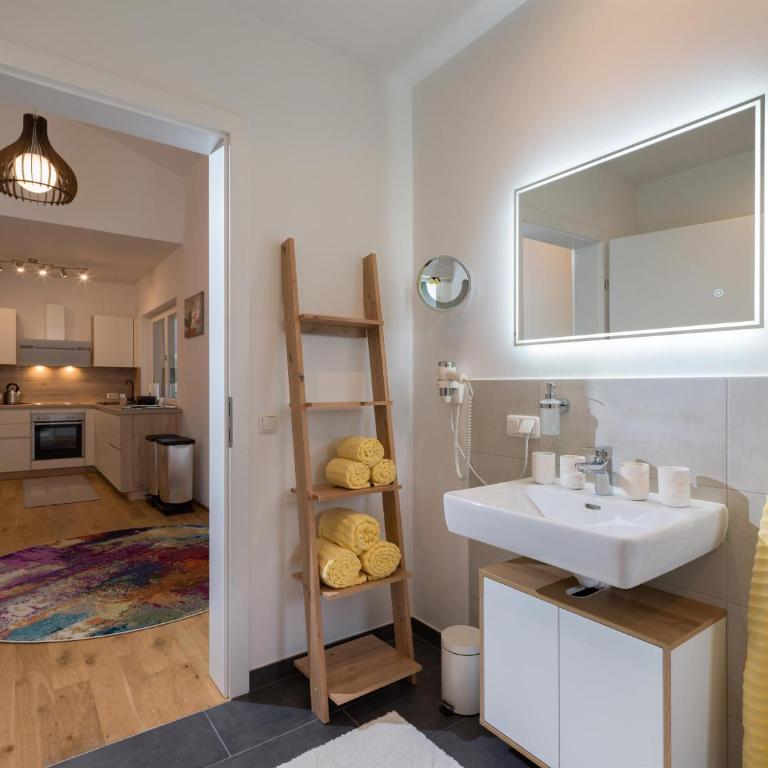 Going EASY - Three-Bedroom Apartment with Shower - 5