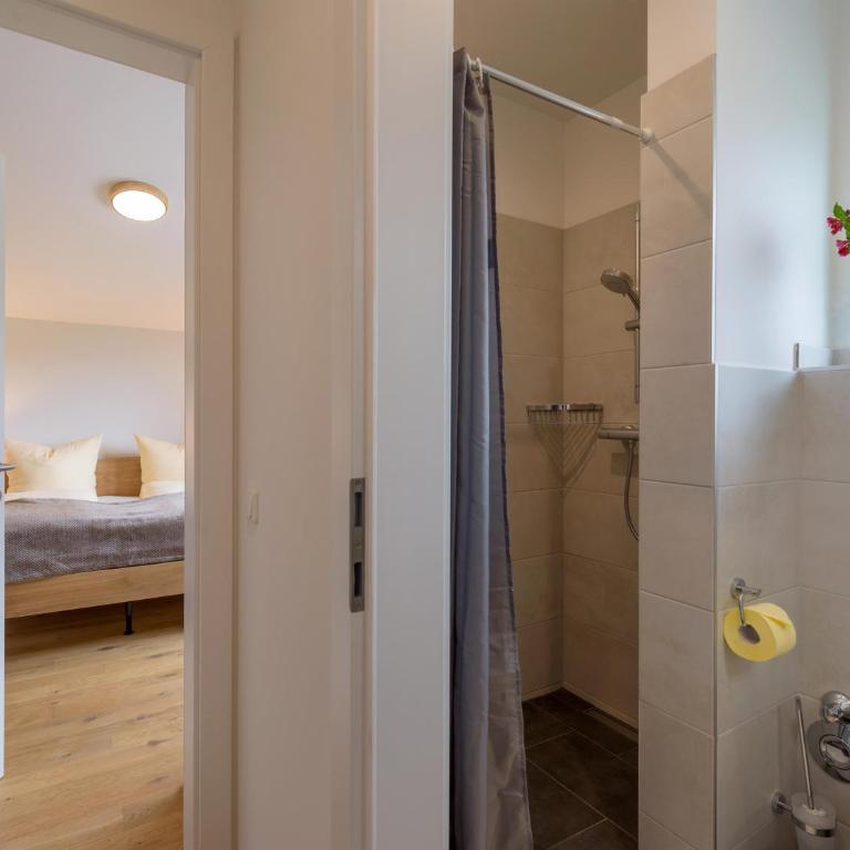 Going EASY - Three-Bedroom Apartment with Shower - 6