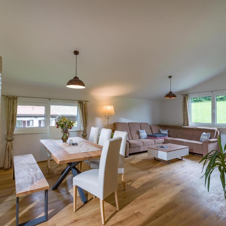 Going EASY - Three-Bedroom Apartment with Shower - 13
