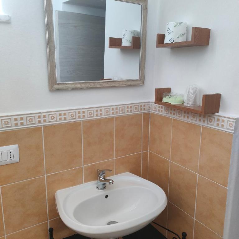 Visitponza - La casa di Eolo - Camera Matrimoniale con Bagno Privato - 8