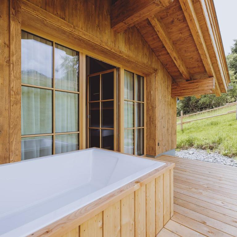 ZAGLGUT Premium Hotel & Chalets, Zell am See-Kaprun - Wellness & Infinity Pool, Air Conditioning, Panoramic Views & Summer Card Included - Chalet mit 3 Schlafzimmern, Sauna und Außenbadewanne - 6