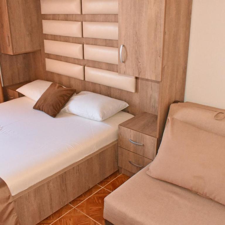 Apartments Hidri - Deluks Dvokrevetna Soba sa Bračnim Krevetom i Balkonom - 2
