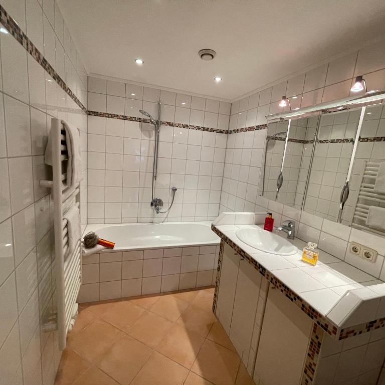 Absolute Active Mountain Resort - Apartment mit 3 Schlafzimmern, Balkon und Bergblick - 3