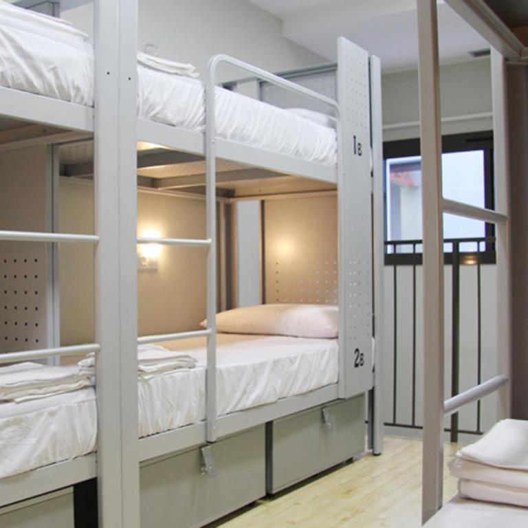 BcnSportHostels - Bed in 10-Bed Mixed Dormitory Room - 7