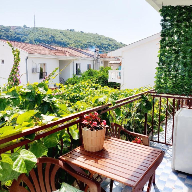 Guesthouse DONA - Double Room with Balcony - 3