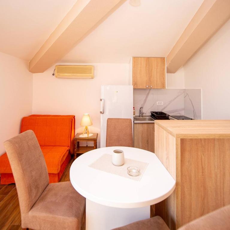 Villa Vojnic - Dvokrevetna Soba sa Bračnim Krevetom sa Balkonom i Pogledom na More - 15