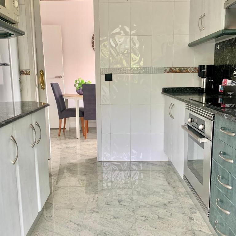 Grey House - Feel The Vibe - Three-Bedroom Apartment - 20