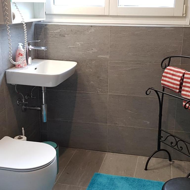 B&B St Moritz - Zweibettzimmer mit Gemeinschaftsbad - 10