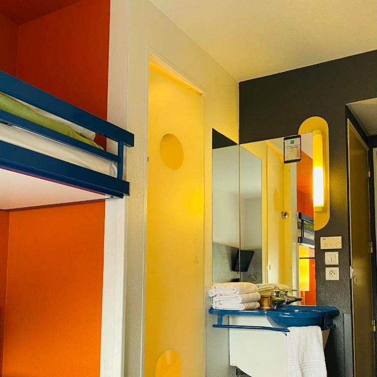 ibis Budget Colmar Centre Gare - Chambre Triple avec 1 Lit Double et 1 Lit Superposé - 8