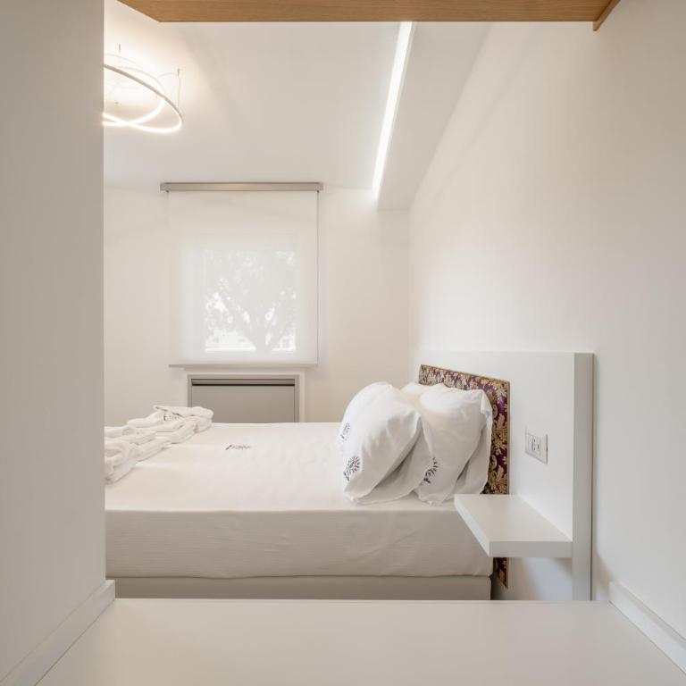 Helios Guest House - Triple Room with Private Bathroom - 4