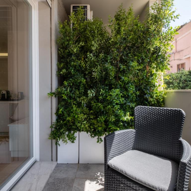 Helios Guest House - Triple Room with Private Bathroom - 9