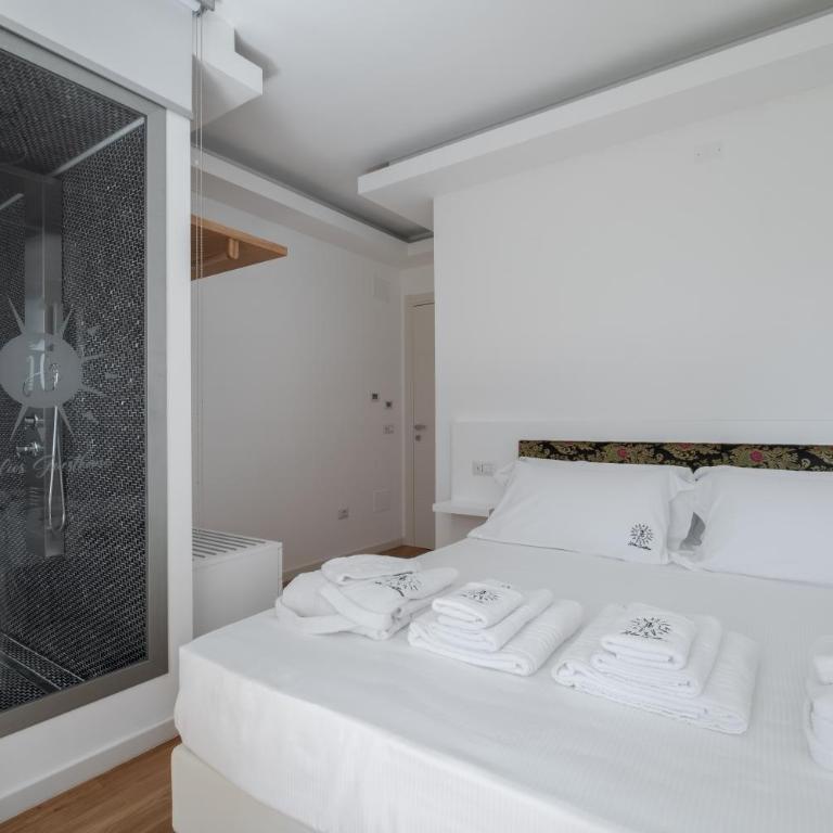 Helios Guest House - Double Room with Private Bathroom - 14
