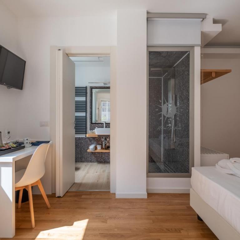 Helios Guest House - Double Room with Private Bathroom - 13
